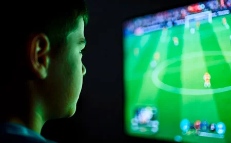 Парень играет в видеоигру